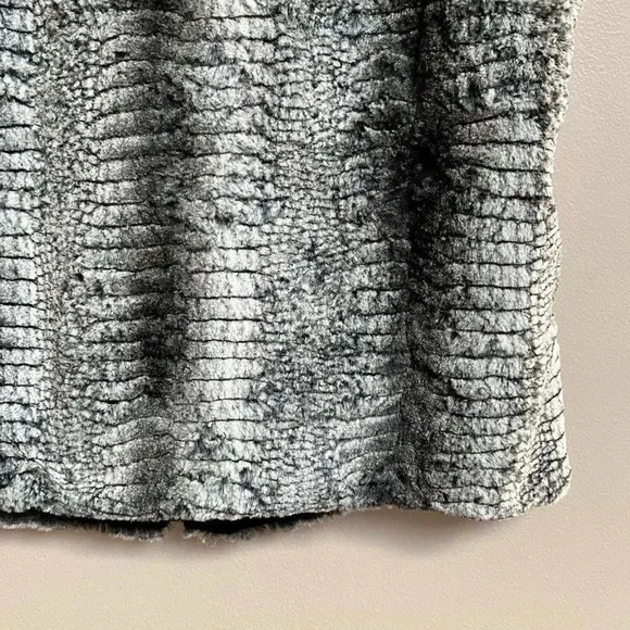 5/48 Grey Faux Fur Vest Size Medium | Soft Zip Up Sleeveless Jacket - Picture 8 of 10